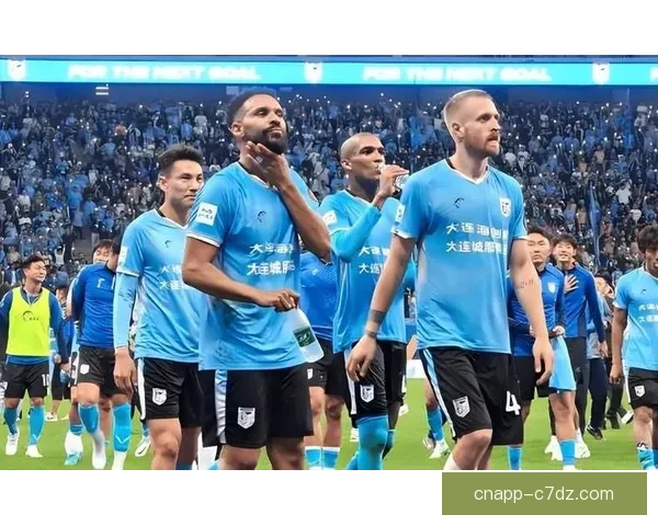 中超再聚首斯坦丘合影三镇旧友 中超再聚首斯坦丘合影三镇旧友